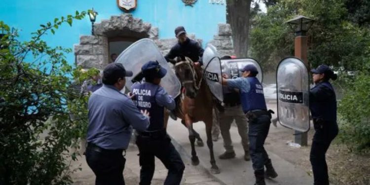 El Bolsón: Gauchos a caballo arremeten contra manifestantes favorables a los sospechosos de incendios detenidos