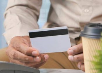 Adiós a pagar comisiones al sacar dinero si tienes alguna de estas 6 tarjetas