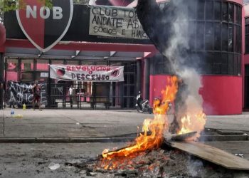 Así amaneció Newell’s: los hinchas siguen en el Coloso y este miércoles habría una marcha pidiendo la renuncia de Astore