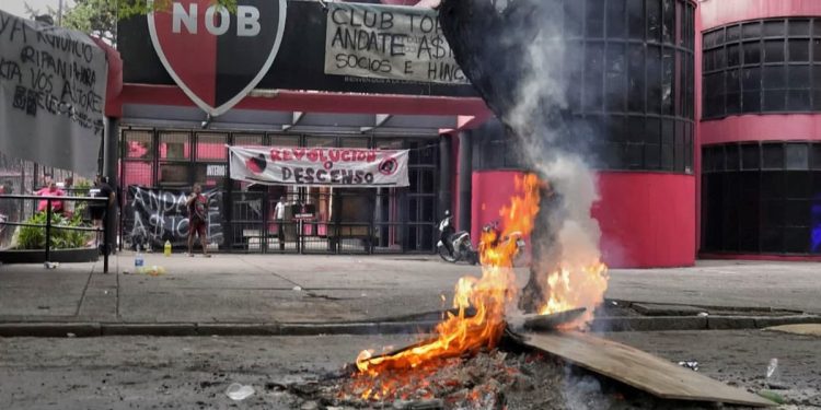 Así amaneció Newell’s: los hinchas siguen en el Coloso y este miércoles habría una marcha pidiendo la renuncia de Astore