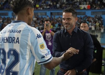 Así recibieron hinchas y jugadores de Racing a Gago en el Cilindro