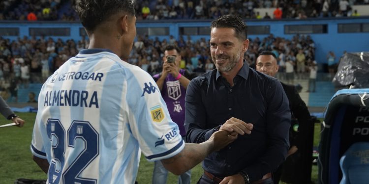 Así recibieron hinchas y jugadores de Racing a Gago en el Cilindro
