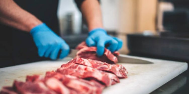 Autorizan a exportar “ganado en pie”: ¿puede faltar carne y subir el precio en Argentina?. Productores podrán elegir donde les conviene se faene. Masistas enojados