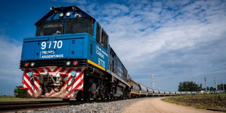 Belgrano Cargas: Milei firmó un decreto para iniciar la primera privatización ferroviaria de su mandato