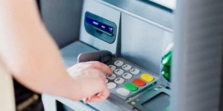 Cambian los cajeros automáticos: esto tenés que hacer sí o sí antes de usar la tarjeta