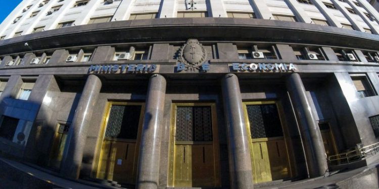 Caputo y su gran desafío: la cifra que debe conseguir para 2025