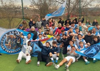 Club Argentino de Fútbol: compiten en España, les dicen gauchos y su camiseta rinde tributo a los granaderos