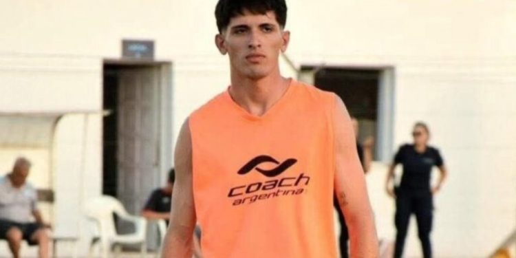 Conmoción en el fútbol argentino: falleció un jugador de 20 años tras desplomarse en un partido