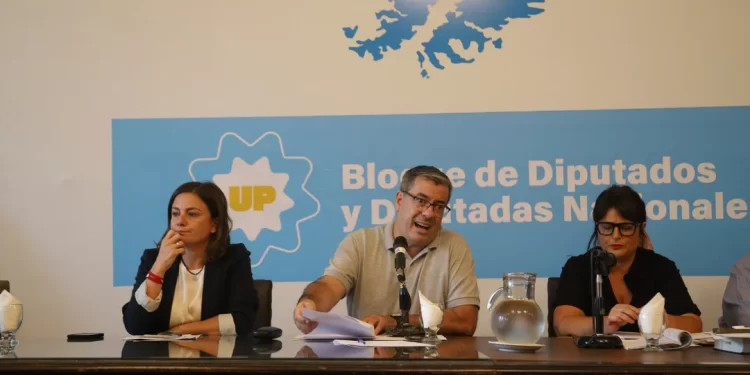 Criptogate: Unión por la Patria formalizó el pedido de juicio político a Milei