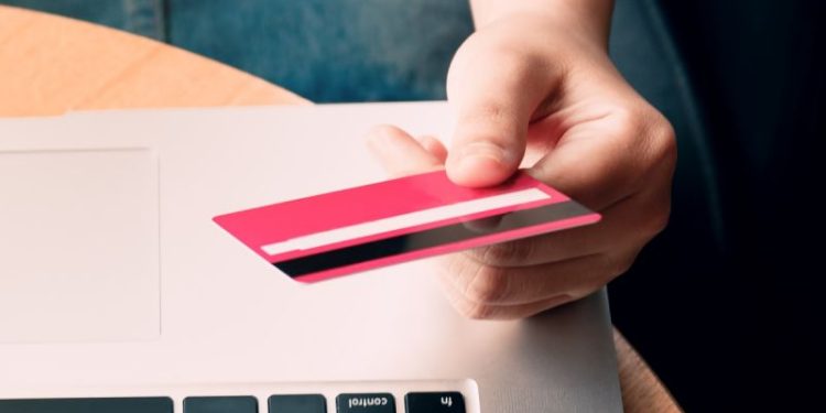 Dólar cripto para todo: una nueva tarjeta permite hacer pagos en comercios con la divisa digital