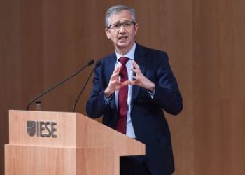 El exgobernador del BdE, Hernández de Cos, investido doctor ‘honoris causa’ por la Universidad Nebrija