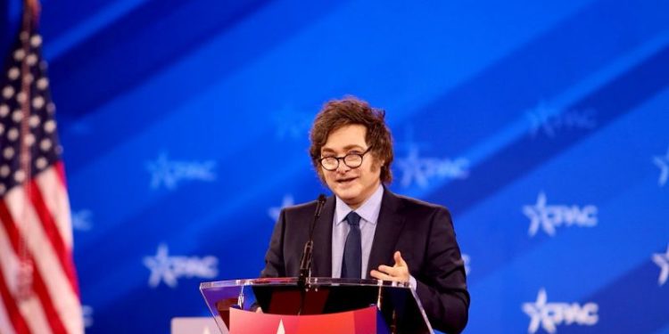 El Gobierno escala su pelea con Clarín y pidió al ENACOM que intervenga en la compra