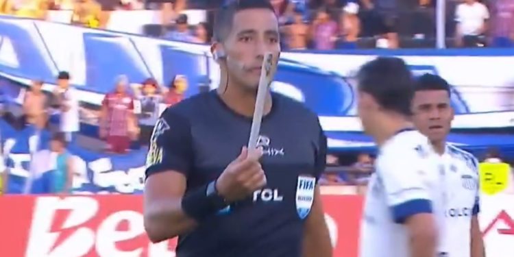 El hincha de Godoy Cruz que agredió al línea es menor de edad: cómo seguirá la causa y qué castigo podría recibir el club