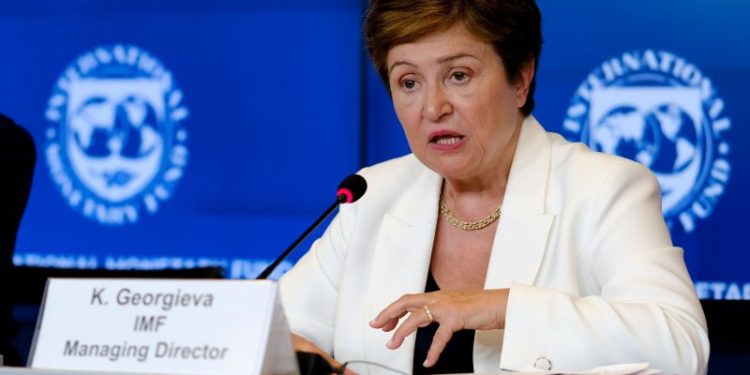 El llamativo mensaje del FMI tras el anuncio de que Argentina sale de la OMS