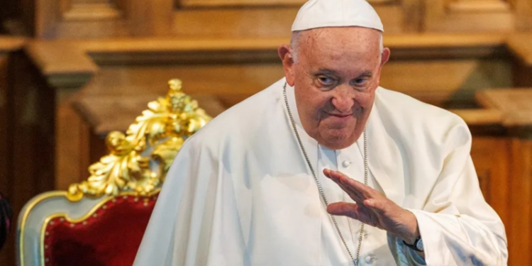 El papa Francisco volvió a presentar una mejoría pero sigue necesitando oxígeno: qué dice el parte médico