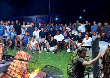 El premiazo de Gago a sus jugadores tras el primer triunfo de Boca en el torneo