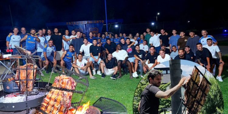 El premiazo de Gago a sus jugadores tras el primer triunfo de Boca en el torneo