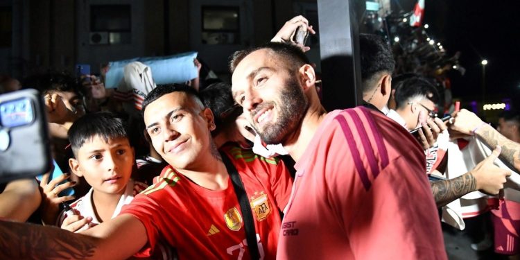 El tremendo recibimiento en la llegada de River a San Juan y el lindo gesto que tuvo el plantel