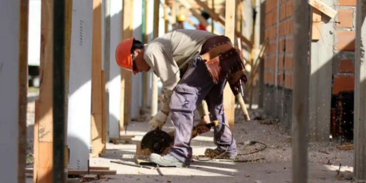 Empleados de UOCRA: mientras se negocia un nuevo aumento, ¿cómo quedarán los salarios en febrero?