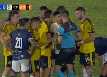 Escándalo en el Ascenso: lo echaron, no lo dejaron entrar al túnel y se cruzó con un auxiliar