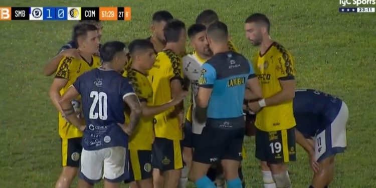 Escándalo en el Ascenso: lo echaron, no lo dejaron entrar al túnel y se cruzó con un auxiliar