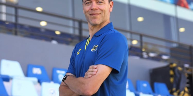 Esteban Solari: el trotamundos que aterrizó en el fútbol argentino para dirigir a Godoy Cruz