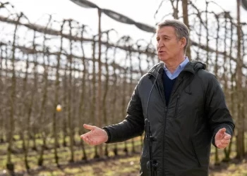 Feijóo acusa de «populismo» y falta de ética a Sánchez por el SMI y promete eliminar la tributación si llega a gobernar-Trump habla con Putin