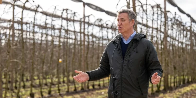 Feijóo acusa de «populismo» y falta de ética a Sánchez por el SMI y promete eliminar la tributación si llega a gobernar-Trump habla con Putin