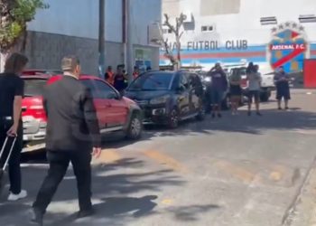 Increíble: Barracas llegó caminando a la cancha de Arsenal porque no pasaba el micro