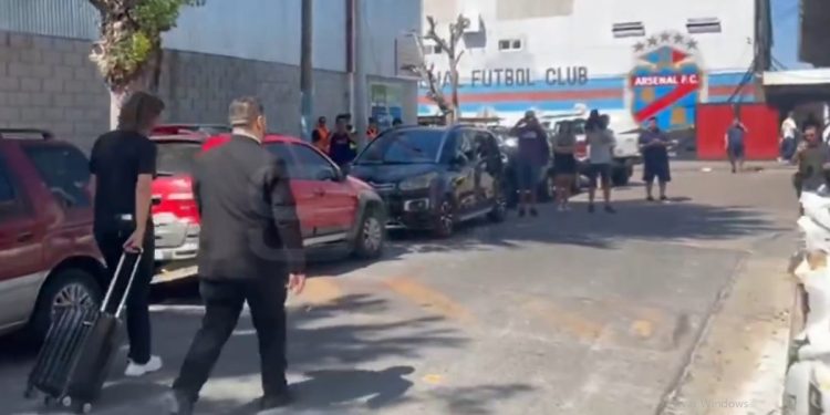 Increíble: Barracas llegó caminando a la cancha de Arsenal porque no pasaba el micro