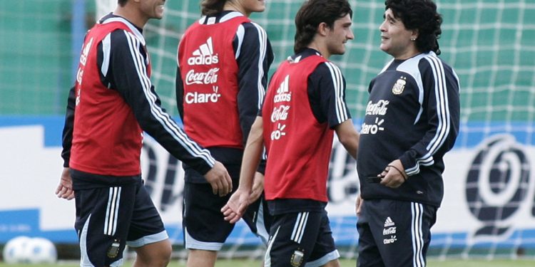 Jugó en Boca, lo dirigió Maradona, fue campeón con Tigre y firmó con un equipo de quinta división