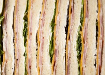 La confitería porteña que abrió hace 94 años y compite por tener los mejores sándwiches de miga de CABA