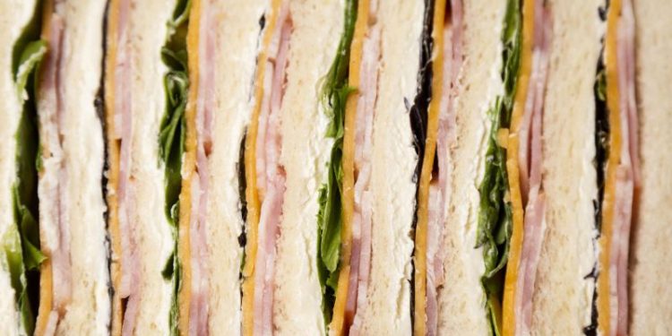 La confitería porteña que abrió hace 94 años y compite por tener los mejores sándwiches de miga de CABA
