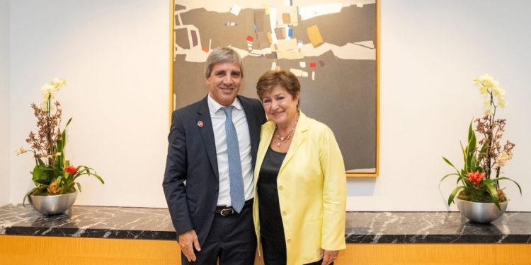 El FMI aplaude pero no firma: El acuerdo con Argentina se cuece a fuego lento