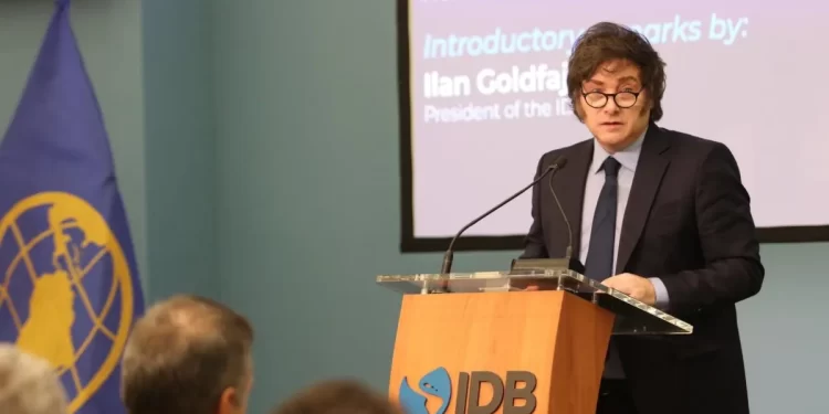 Javier Milei salto con un insulto en el BID tras interrupción por llamadas a su teléfono. Su asesor podría haber bajado el volumen…pero no sucedió