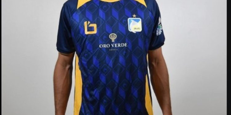 Nahuel Gallardo posó con su nueva camiseta, ¿dónde va a jugar?