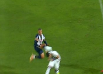 Polémica a los 16 segundos: solo amarilla para un jugador de Alianza Lima por una plancha en la espalda
