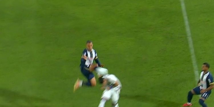 Polémica a los 16 segundos: solo amarilla para un jugador de Alianza Lima por una plancha en la espalda