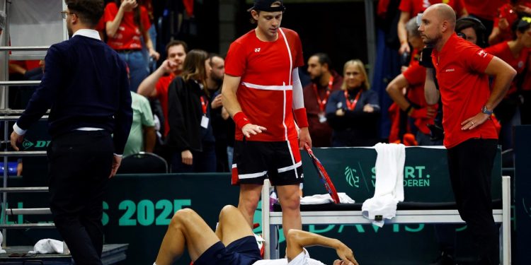 Polémica en la Copa Davis: golpearon a Garín, no pudo seguir y Chile terminó eliminado