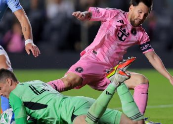 Por Messi, el Inter Miami rescató un punto con uno menos en el debut en la MLS