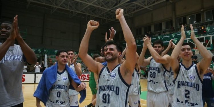 Riachuelo sigue con la flechita para arriba: goleada a Atenas y segundo en la tabla