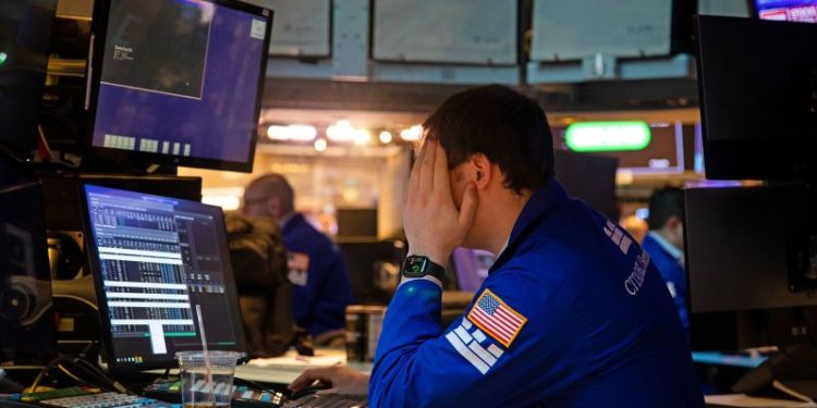 Riesgo país alcanza 742 puntos y acciones caen hasta 5% en Wall Street