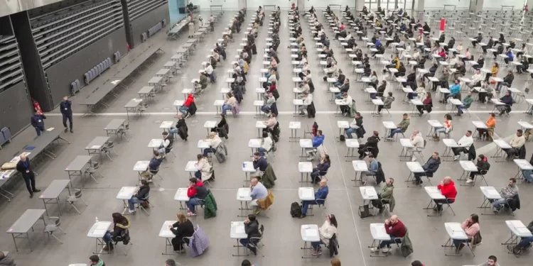 Los primeros aspirantes de las pruebas selectivas a la base logística se examinan en Córdoba