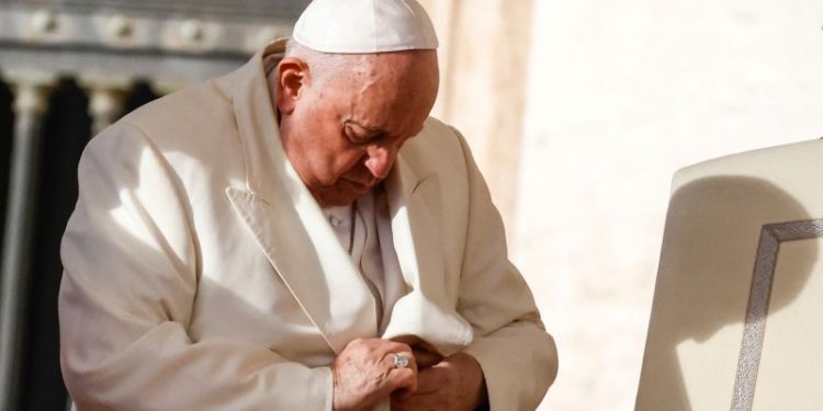 Salud del papa Francisco: permanece en estado crítico luego de sufrir una crisis respiratoria