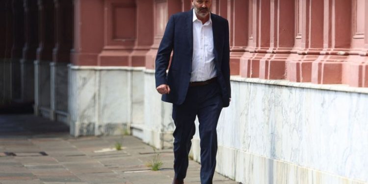 Sturzenegger anunció la eliminación de una tasa con un tuit plagado de referencias cinematográficas