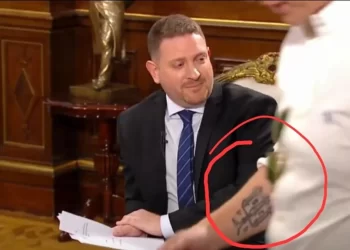 Santiago Caputo, el encriptado asesor presidencial, reveló “inconscientemente” un tatuaje que lo dice todo durante su ya histórica interrupción.