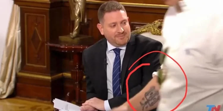 Santiago Caputo, el encriptado asesor presidencial, reveló “inconscientemente” un tatuaje que lo dice todo durante su ya histórica interrupción.