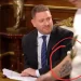 Santiago Caputo, el encriptado asesor presidencial, reveló “inconscientemente” un tatuaje que lo dice todo durante su ya histórica interrupción.