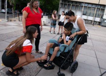 Ulpiano Suarez le entregó al pequeño Gabriel Quinteros una bicicleta adaptada en un emotivo acto