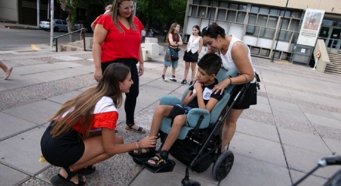 Ulpiano Suarez le entregó al pequeño Gabriel Quinteros una bicicleta adaptada en un emotivo acto